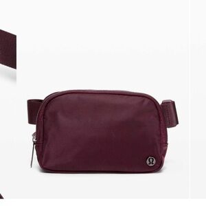 Lululemon Everywhere Belt Bag *1L
Cassis